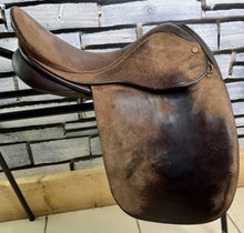 Load image into Gallery viewer, 15” Wide-XW Derby House English Show/Working Hunter Pony Saddle -Brown- Suede Top