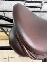 Load image into Gallery viewer, 17” MW-Wide Ideal Ramsey Show/WH Saddle - Brown