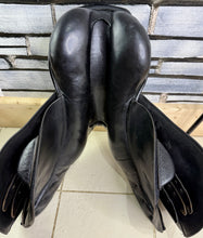 Load image into Gallery viewer, 17 1/2” Medium Lemetex ‘The Stylist’ Jump Saddle - Black