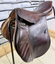 Load image into Gallery viewer, 17 1/2” C (MW) Stubben Siegfried II Jump Saddle - Brown
