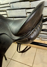 Load image into Gallery viewer, 17” Medium Albion Lux Dressage Saddle - Brown