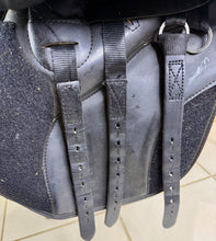 Load image into Gallery viewer, 17 1/2” Medium/Changeable Gullet Thorowgood High Wither T6 GP Saddle - Black