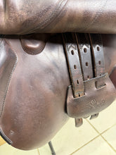 Load image into Gallery viewer, 17” +1 (MW) Equipe Synergy Jump Saddle - Brown - Double Flap