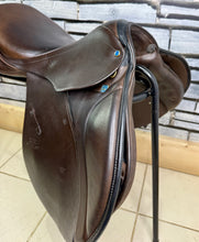 Load image into Gallery viewer, 17” 32/Wide Stubben Juventus Jump Saddle - Brown