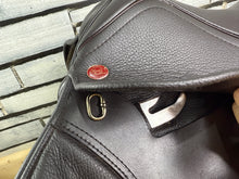 Load image into Gallery viewer, 17 1/2” MW/Changeable Gullet Kent &amp; Masters S Series Jump Saddle - Brown