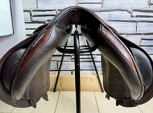 Load image into Gallery viewer, 17” Wide Hampton Grandee Jump/GP Saddle - Brown