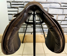 Load image into Gallery viewer, 18” MW Fylde Marjory Suede Show/Working Hunter Saddle -Brown- Suede Top