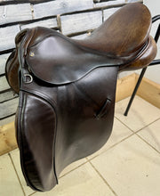 Load image into Gallery viewer, 16 1/2” Wide Sandringham Cob GP Saddle - Brown - English Leather