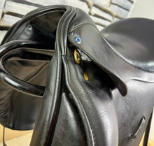 Load image into Gallery viewer, 17” Wide Ideal/Martin Wilkinson Suzannah Dressage Saddle - Black