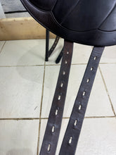 Load image into Gallery viewer, 17” +1 (MW) Equipe Synergy Monoflap Jump Saddle - Brown -2018