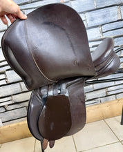 Load image into Gallery viewer, 17” Wide Crown/Ideal 1350 GP Saddle - Brown - Big Blocks - English Leather