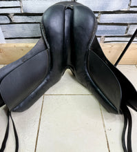 Load image into Gallery viewer, 17” Medium Albion Lux Dressage Saddle - Brown