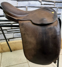 Load image into Gallery viewer, 15 1/2” XW Extra Wide Fylde Hayden Show/Working Hunter Saddle -Brown- Suede Top