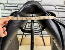 Load image into Gallery viewer, 16 1/2” MW Farrington Centreline Dressage Saddle - Black