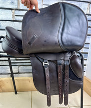 Load image into Gallery viewer, 16 1/2” Changeable Gullet Utopia/Discovery Jump Saddle - Brown