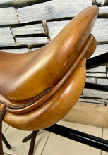 Load image into Gallery viewer, 17” Wide Butet Monoflap Cross Country Jump Saddle - Brown/Tan
