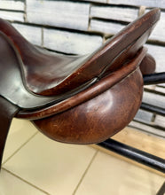 Load image into Gallery viewer, 17” XW Farrington Cob VSD Saddle - Brown