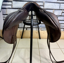 Load image into Gallery viewer, 16 1/2” MW Childeric CFSC Monoflap Jump Saddle - Brown