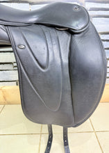 Load image into Gallery viewer, Size 2/18” Changeable Gullet Width 3 Wow Competitor Dressage Saddle - Black