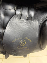 Load image into Gallery viewer, 17” MW Oakland House Saddlery GP/Jump Saddle - Black - Cob Medium Wide