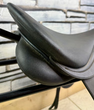 Load image into Gallery viewer, 17” M/Changeable Gullet Wintec Dressage Saddle - Black