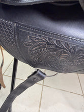 Load image into Gallery viewer, 16” Treeless Leather Western Saddle - Fit Any Width - Black