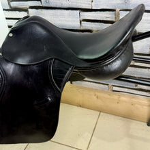 Load image into Gallery viewer, 17 1/2” Extra Wide M&amp;J Saddlery English GP Saddle - Black - XW Cob Tree