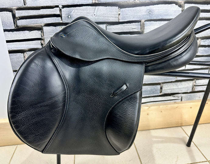 17 1/2” MW/Wide Whitaker Venice Jump Saddle - Black