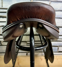 Load image into Gallery viewer, 17 1/2” MW Frank Baines Elan Close Contact Jump Saddle - Brown