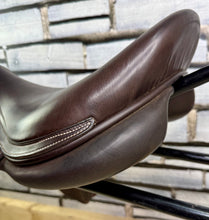 Load image into Gallery viewer, 18 1/2” MW Voltaire Stutgartt Double Flap Jump Saddle - Brown