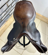 Load image into Gallery viewer, 18” Wide Quattro Jump Saddle - Brown
