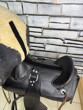 Load image into Gallery viewer, 16” Treeless Leather Western Saddle - Fit Any Width - Black