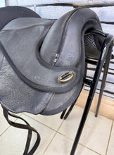 Load image into Gallery viewer, 17” Torsion Treeless Close Contact GP XtraLite Saddle - Black - Endurance