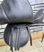 Load image into Gallery viewer, 17” Wide Thorowgood Griffin Cob GP Saddle - Black - Lightweight Synthetic - Flat Tree - 4 Straps