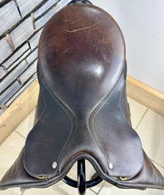 Load image into Gallery viewer, 16 1/2” XW/Changeable Gullet Colliegate Convertible Dressage Saddle - Brown
