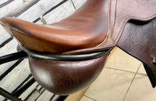 Load image into Gallery viewer, 17” Wide Hampton Grandee Jump/GP Saddle - Brown
