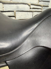 Load image into Gallery viewer, 17 1/2” Wide Ideal/Batchelors Suzannah Dressage Saddle - Black