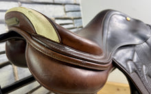 Load image into Gallery viewer, 17” Medium Prestige Arezzo Jump Saddle - Brown