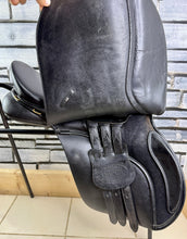 Load image into Gallery viewer, 17” XW/Changeable Gullet Bates Caprilli GP Saddle - Black