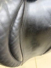Load image into Gallery viewer, 17” MW-Wide Symmonds Cambridge GP Saddle - Black - Flat Tree - Suit a Connie or Cob