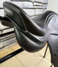 Load image into Gallery viewer, 16 1/2” Changeable Gullet (Medium) Whitaker Barnsley Pony Jumping Saddle - Black