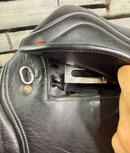 Load image into Gallery viewer, 16 1/2” Changeable Gullet (Medium) Whitaker Barnsley Pony Jumping Saddle - Black
