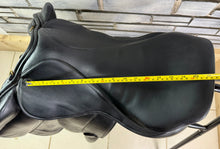 Load image into Gallery viewer, 17 1/2” MW Silhouette MonoFlap Jump Saddle - Black