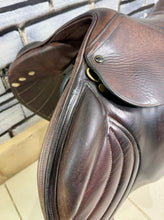 Load image into Gallery viewer, 17 1/2” Wide Paramount Monoflap Jump Saddle - Brown