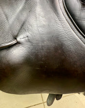 Load image into Gallery viewer, 17 1/2” MW Albion Kontrol Ultima Forward Flap Jump Saddle - Brown