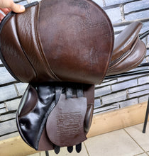 Load image into Gallery viewer, 17” 32/Wide Stubben Juventus Jump Saddle - Brown