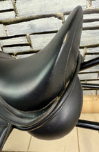 Load image into Gallery viewer, 17” MW/Changeable Gullet Premier Equine Monoflap Dressage Saddle - Black