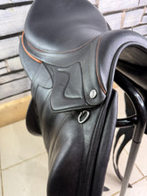 Load image into Gallery viewer, 17 1/2” Medium-MW Devoucoux Chiberta Lab Monoflap Jump Saddle - Black/Orange
