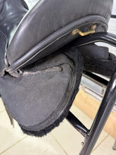 Load image into Gallery viewer, 17” Wide Free &amp; Easy Endurance/Floating Panel Saddle - Black