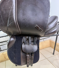 Load image into Gallery viewer, 17 1/2” MW/Fit 2 Lavinia Mitchell Jump Saddle - Brown